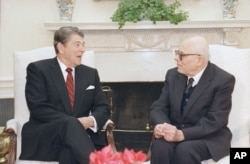 Sakharov meets U.S. President Ronald Reagan at the White House in November 1988.