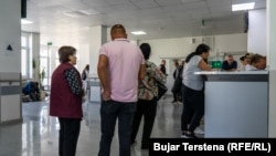 Pacientë duke pritur për të caktuar termine në lista pritjesh, QKUK, Prishtinë, shtator 2022.