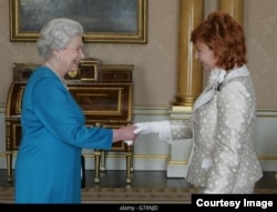 Mariana Durleșteanu, primul ambasador rezident la Londra, își prezintă scrisorile de acreditare Reginei Marii Britanii Elisabeta a II-a.