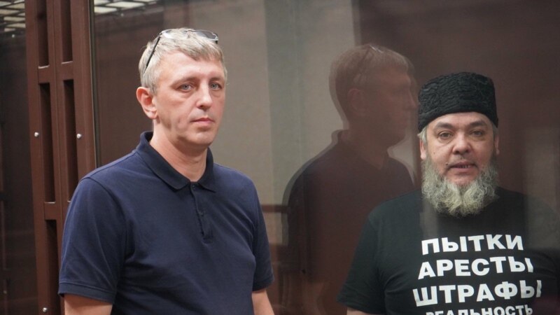 Qırımtatar faali Yaşar Şihametovnı mahkeme zalından bir sediye ile alıp çıqardılar