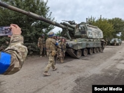 Ukrainian troops pose with a captured Russian 2S19 Msta in September 2022. The self-propelled howitzers are among Russia's most advanced artillery pieces and are valued at around $1.5 million per unit.