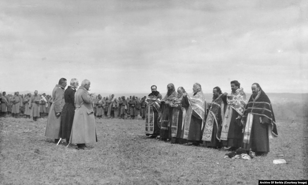Priftërinjtë serbë duke mbajtur një meshë.