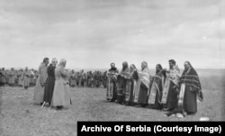 Priftërinjtë serbë duke mbajtur një meshë.