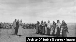 Сръбски свещеници отслужват литургия.