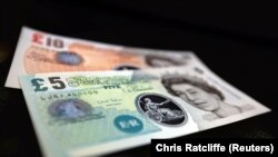Lira sterlină a atins luni cea mai scăzută valoare în raport cu dolarul, trăgând semnale de alarme pe piețele din jurul lumii și amplificând temerile investitorilor. 