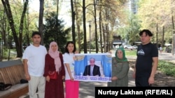 Родственники заключенных в Синьцзяне проводят акцию, обращаясь за помощью к президенту Казахстана Касым-Жомарту Токаеву. Алматы, 5 сентября 2022 года