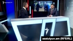 Депутат правящей парламентской фракции «Гражданский договор» Арман Егоян (слева) в студии Азатутюн ТВ, 6 сентября 2022 г.