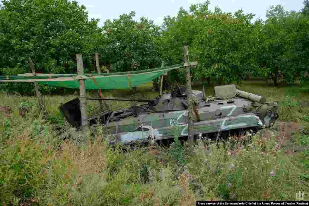 Vehicul blindat rusesc capturat de forțele ucrainene în regiunea Harkov. Vehiculul era parțial acoperit cu o prelată pentru a nu putea fi văzut de drone.&nbsp;