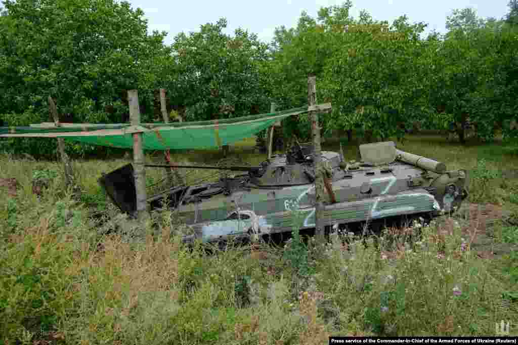 Un vehicul blindat rusesc, capturat de forțele ucrainene în regiunea Harkov. Vehiculul era parțial acoperit de o prelată care ar fi ajutat la ascunderea acestuia de drone.