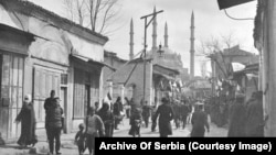 Улица в Одрин, днешна западна Турция, заснета от Чернов по всяка вероятност след обсадата и превземането му от българските и сръбските сили. На заден план са минаретата на джамията Селимие.