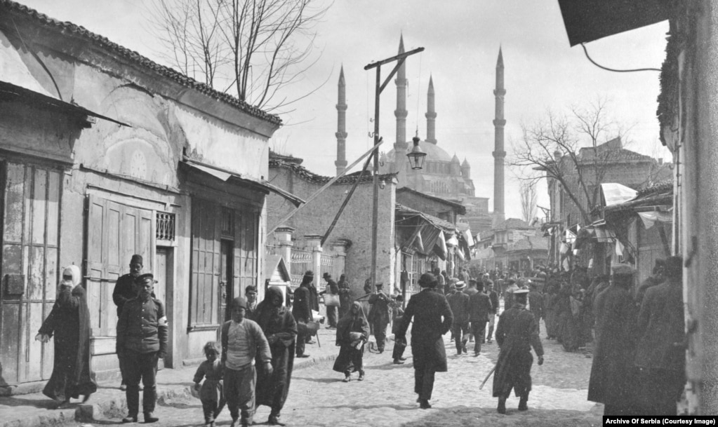 Një rrugë në Edirne, në Turqinë e sotme perëndimore, fotografuar nga Chernovi, me sa duket, pas rrethimit dhe marrjes nga forcat bullgare dhe serbe. Në sfond shihen minaret e Xhamisë Selimiye.