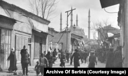 Një rrugë në Edirne, në Turqinë e sotme perëndimore, fotografuar nga Chernovi, me sa duket, pas rrethimit dhe marrjes nga forcat bullgare dhe serbe. Në sfond shihen minaret e Xhamisë Selimiye.