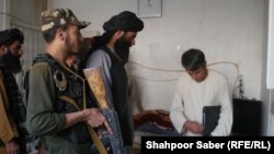 Авганистан, провинција Херат, талибанци вршат претрес во дом во потрага по нелегално оружје 