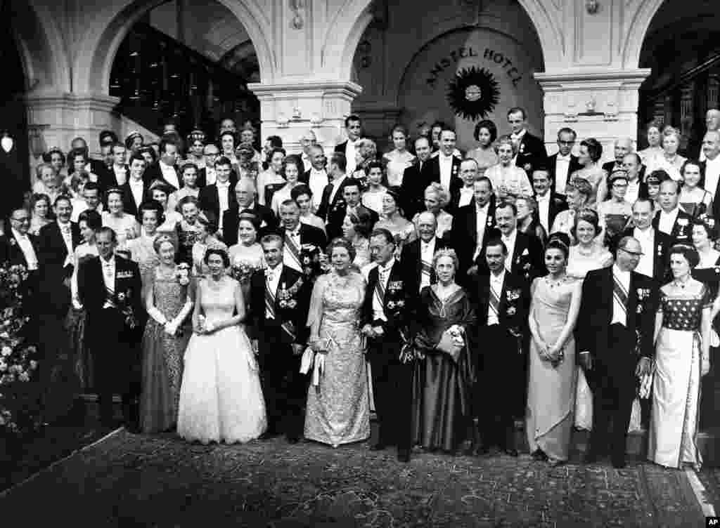Regina Elisabeta a participat la Nunta de Argint a Reginei Juliana și a Prințului Bernhard a Țărilor de Jos, la Amsterdam, pe&nbsp;1 mai 1962.&nbsp;