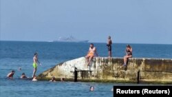 Кырымда туристлар хәрби кораб сурәтендә диңгездә коена