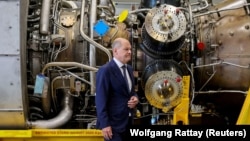 Німеччина стикається з енергетичним шантажем з боку Росії. На фото: канцлер Німеччини Олаф Шольц біля газової турбіни «Північного потоку-1» на заводі Siemens Energy, куди її доставили після технічного обслуговування в Канаді. Мюльгайм-на-Рурі, 3 серпня 2022 року