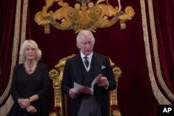 Prințul Harry povestește că el și fratele lui William l-au implorat pe tatăl lor să nu se însoare cu Camilla.