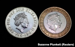 Monedhat me portretin e Mbretëreshës Elizabeth II. Ato të Mbretit Charles III, pritet të jenë me portretin e kthyer në anën e majtë.