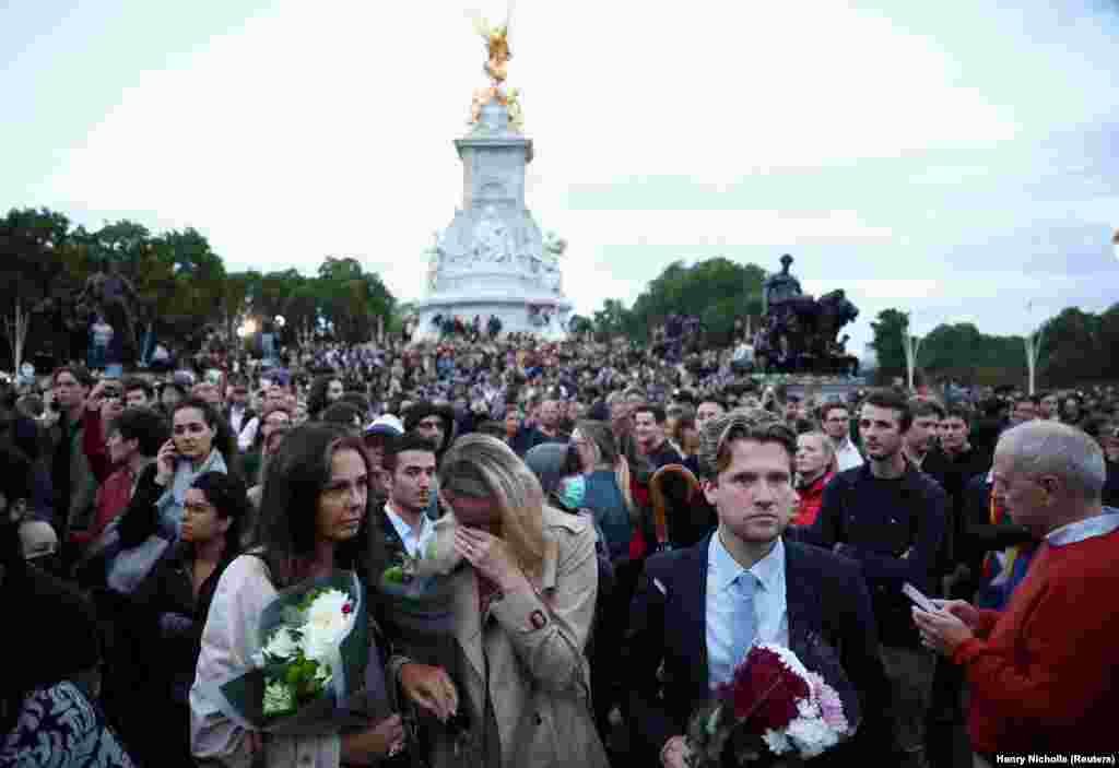 Nakon smrti slijedi period od 10 dana do sahrane koji će biti obilježen počastima koje će kraljici odati porodica, britanski i međunarodni lideri i građani Velike Britanije. London nakon vijesti o smrrti kraljice.