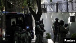 Policija je ušla u zgradu nakon što su je napustile iranske diplomate i kompletno osoblje.