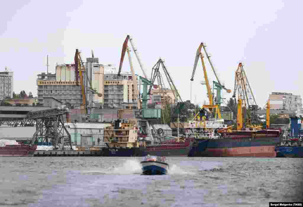 A boat crosses the Dnieper River in Kherson on September 8. As winter approaches, the need for an established crossing in Kherson will be unavoidable.&nbsp;