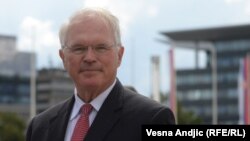 Govoreći o ratu u Ukrajini i odbijanju Srbije da uvede sankcije Rusiji, ambasador Hil naveo je da postoji razumevanje za zavisnost Beograda od ruskih energenata, ali da "nije dobro da Srbija sedi na ogradi između dobra i zla".