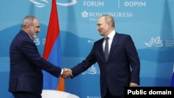 Премьер-министр Армении Никол Пашинян (слева) и президент России Владимир Путин, Владивосток, 7 сентября 2022 г.