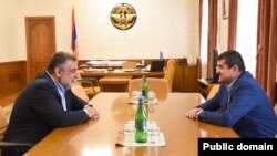 Президент Нагорного Карабаха Араик Арутюнян (справа) принимает Рубена Варданяна, Степанакерт, 8 сентября 2022 г.