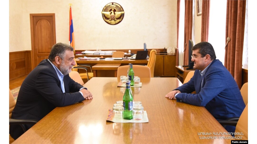 Liderul Nagorno-Karabah Arayik Harutiunian (dreapta) s-a întâlnit cu Ruben Vardanian în septembrie.