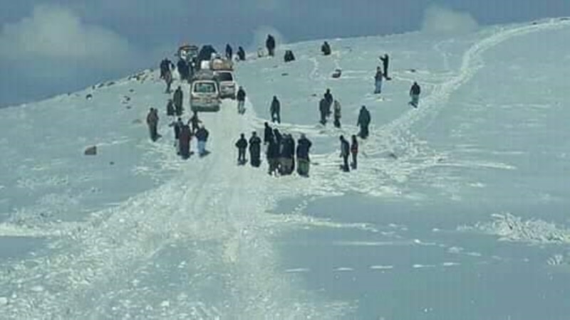 برخی مسافران: شاهراه غور‌کابل از دو روز به این‌سو به علت بارش برف مسدود شده است