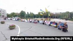 Із такими вимогами декілька десятків родичів полонених вийшли спочатку до Одеської ОВА, а потім – до зернового терміналу в Одеському порту