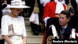 Căsătoria Prințului Charles cu Prințesa Diana a fost una controversată de la un capăt la celălalt. Ambii soți au recunoscut că s-au înșelat reciproc. Diana a murit în 1997, într-un accident de mașină. 