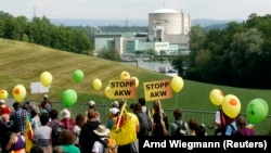 Demonstranti traže zaustavljanje rada nuklearnih elektrana ispred elektrane Beznau u švicarskom gradu Doettingenu, nekih 45 kilometara sjeverozapadno od Züricha, 22. maja 2011. (Ilustrativna fotografija)