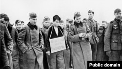 Немецкие национал-социалисты ведут на казнь Зою Космодемьянскую, 1941 год