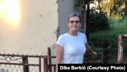 Dika Berbić, ispred ruševne porodične kuće koja već godinama čeka na obnovu, septembar 2022.