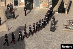 Vojnici marširaju kako bi izveli pozdrav pucnjevima britanskom kralju Čarlsu III, nakon smrti britanske kraljice Elizabete II, u Edinburgu, Škotska, Britanija, 10. septembra 2022.