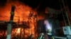 Pompieri, stingând un incendiu la o stație electrică din apropiere de Kiev. Rachetele rusești au lovit pe 10 octombrie mai multe obiective esențiale ale infrastructurii ucrainene, inclusiv generatoare și stații electrice.