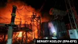 Pompieri, stingând un incendiu la o stație electrică din apropiere de Kiev. Rachetele rusești au lovit pe 10 octombrie mai multe obiective esențiale ale infrastructurii ucrainene, inclusiv generatoare și stații electrice.