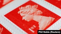 Një pullë postare me portretin e Mbretëreshës Elizabeth II. 