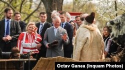 Prințul Charles a venit în vizită oficială în România în 2017. El are mai multe proprietăți în mediul rural.