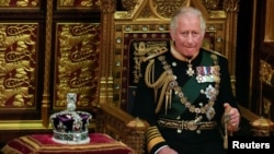 Regele Charles al III-lea al Marii Britanii în timpul ceremoniei anuale de deschidere Parlamentului, la Palatul Westminster din Londra, 10 mai 2022 (Notă: presa din România a preferat variantă în limba engleză a numelui său, în detrimentul celei românești: Carol). 