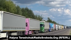 Вантажівки стоять у черзі 7-10 днів, щоб переїхати через українсько-польський кордон. Початок вересня 2022 року