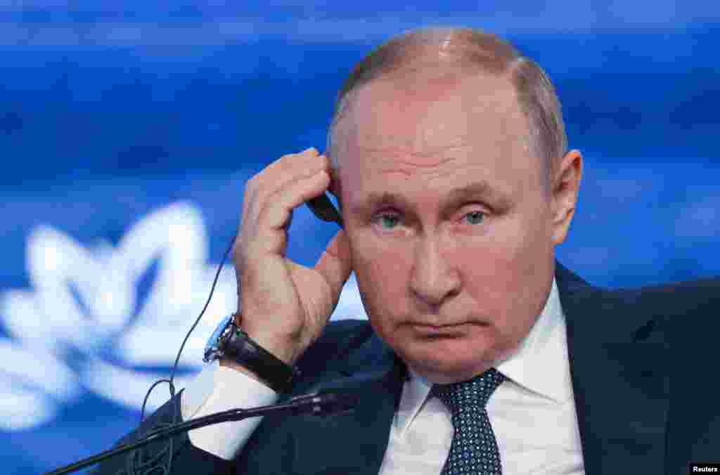 РУСИЈА -&nbsp;Рускиот претседател Владимир Путин го критикуваше извозот на жито од Украина, договорен од Обединетите Нации, оценувајќи дека житото нема да стигне до сиромашните земји и оти моменталната криза со храна може да стане хуманитарна катастрофа. Поради тоа тој најави промена на рутите за житото.