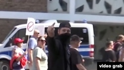 Учасник колони проросійського мітингу в німецькому Кельні