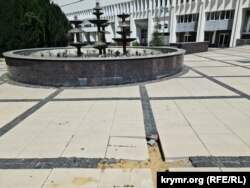 Отсутствие брусчатки на площади перед ДКП в Симферополе