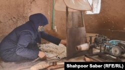 یکی از زنان کارگر در بخش تولید ابریشم در هرات 