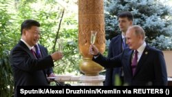 2019-njy ýylyň iýun aýynda Duşanbe şäherinde geçirilen sammidiň öň ýanynda, Russiýanyň prezidenti Wladimir Putin (sagda) Hytaýyň prezidenti Si Szinpin bilen duşuşyp, ony doglan güni bilen gutlaýar.