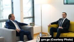 ბრიუსელი. საქართველოს პრემიერ-მინისტრი ირაკლი ღარიბაშვილი, ევროკომისარი გაფართოებისა და სამეზობლო საკითხებში ოლივერ ვარჰეი.