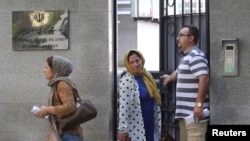 لحظه خروج کادر سفارت ایران در تیرانا، پایتخت آلبانی، پس از قطع رابطه دو کشور