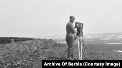 Фотографът Самсон Чернов стои пред сръбска позиция по време на Първата балканска война.